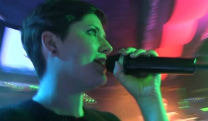 Franziska Krause singt Karaoke in einem Club und ist bunt beleuchtet