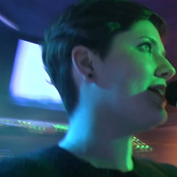 Franziska Krause singt Karaoke in einem Club und ist bunt beleuchtet