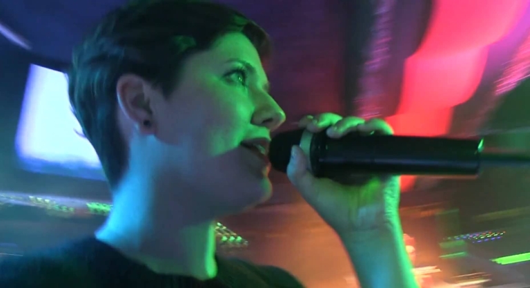 Franziska Krause singt Karaoke in einem Club und ist bunt beleuchtet