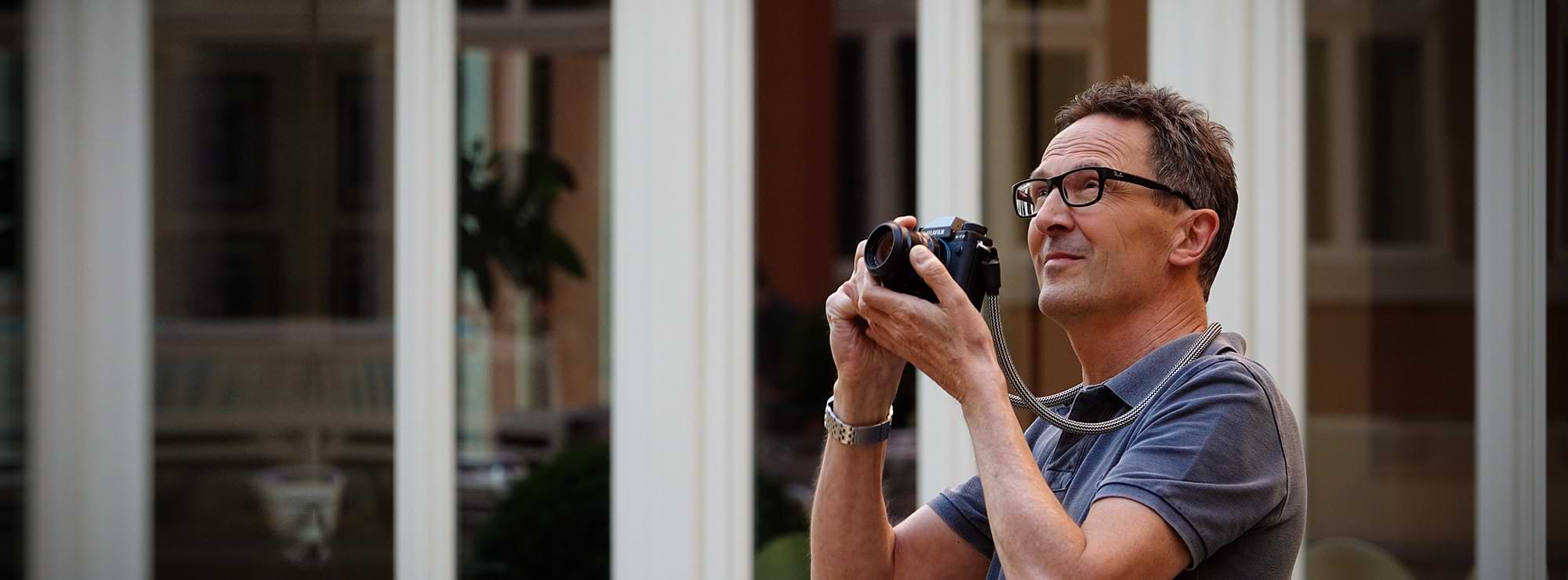 Andreas Dirksen mit der Fotokamera in den Händen, bereit zu fotografieren