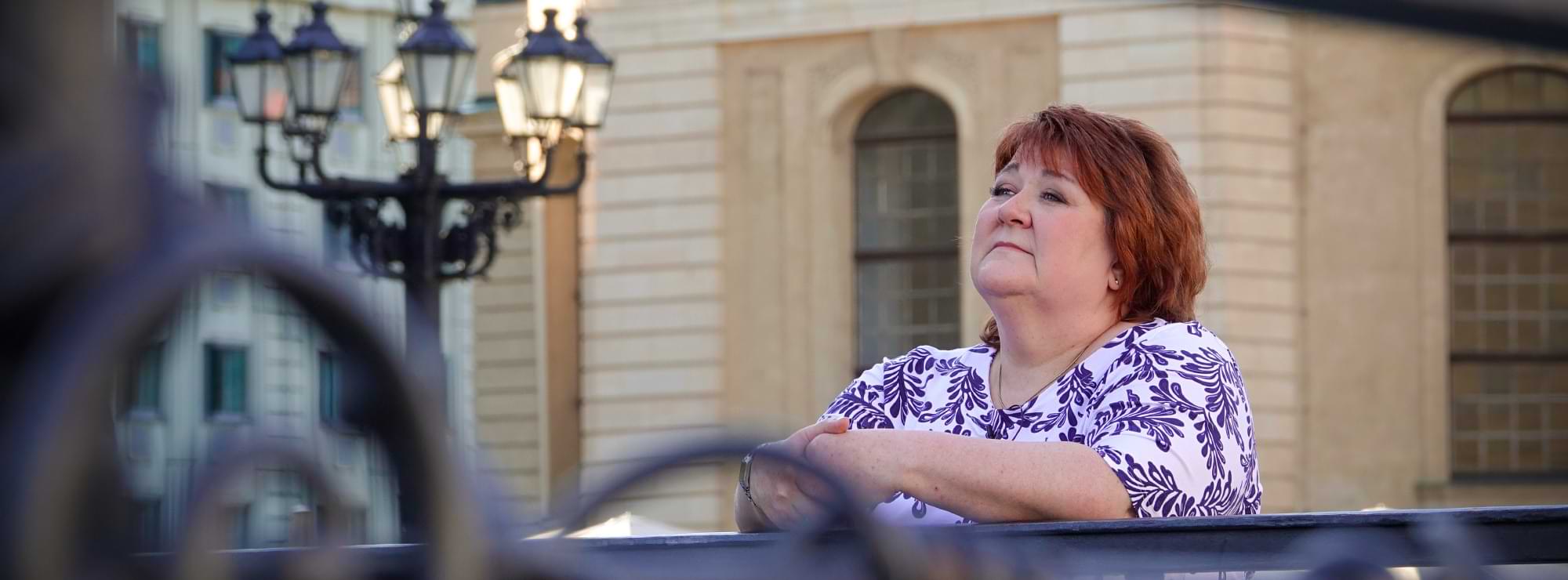 Barbara Baysal blickt über den Gendarmenmarkt in Berlin