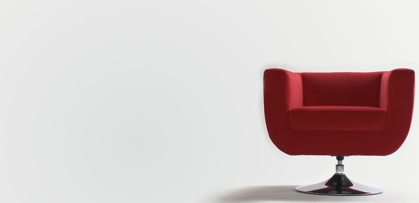 Roter Sessel vor weißem Hintergrund