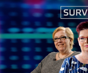 3 Personen vor unscharfem Hintergrund, dazu das Logo "Survivors LIVE"