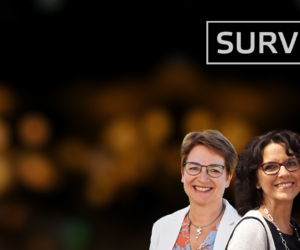 4 Personen vor unscharfem Hintergrund und das Logo "Survivors Live"