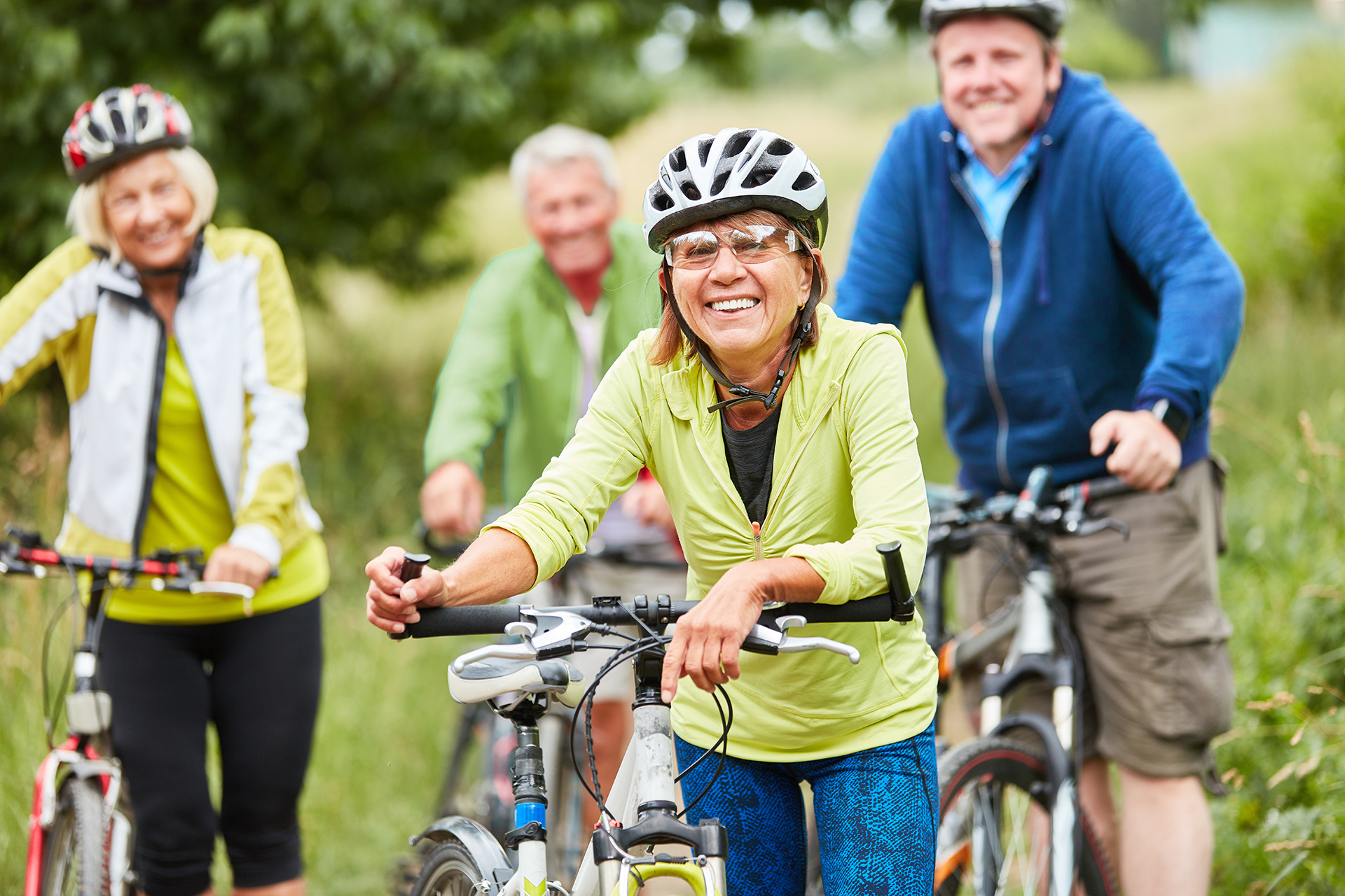 Gruppe älterer Menschen auf einer Fahrradtour in der Natur