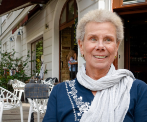 Susanne Kranz sitzt in einem Straßencafé