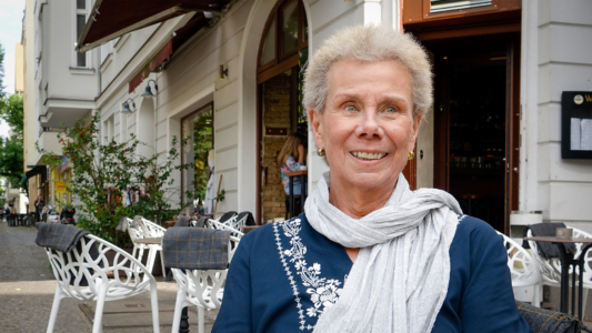 Susanne Kranz sitzt in einem Straßencafé