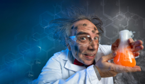 Verrückter Professor hält ein Laborglas mit farbiger, dampfender Flüssigkeit in der Hand