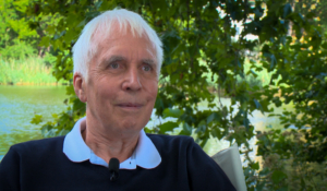 Prof. Beuth im Interview in einem Wald