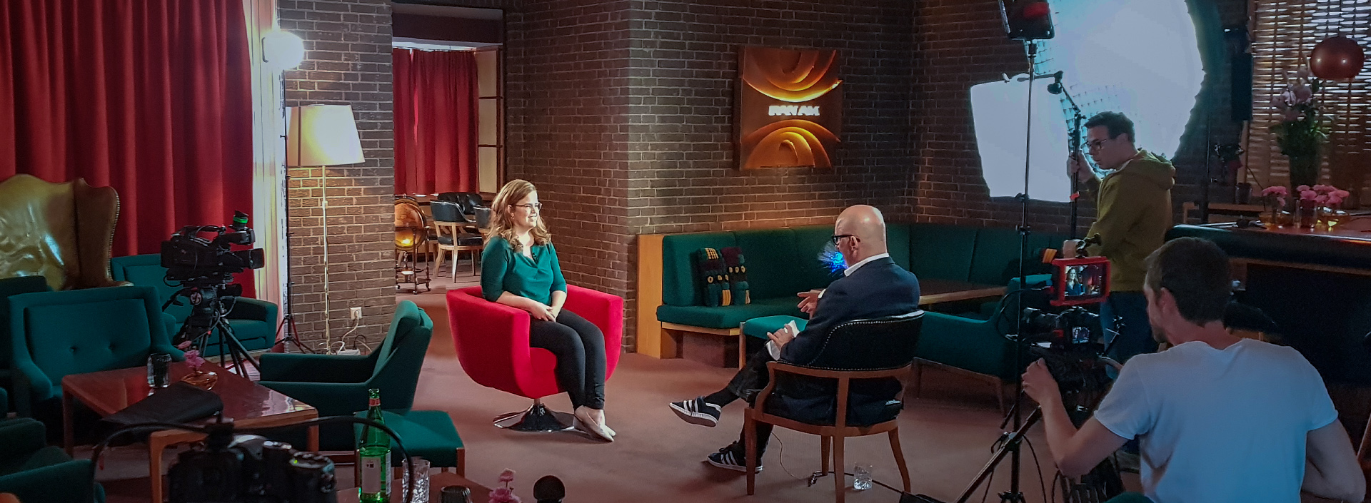 Amelie Fischer sitzt in der PanAm-Lounge in Berlin im Roten Sessel für ein Interview