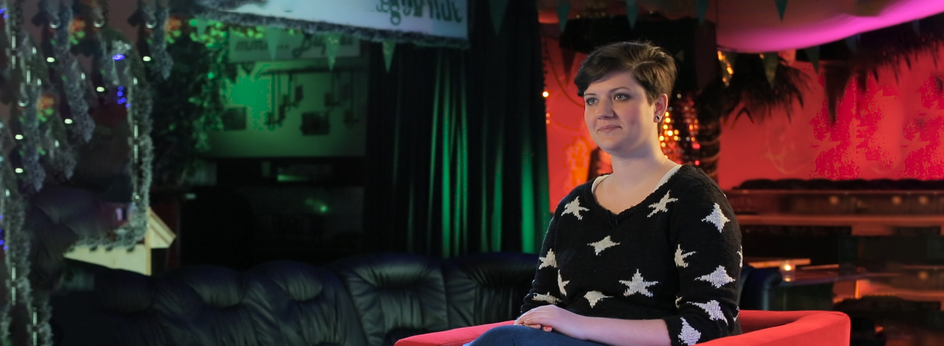Franziska Krause sitzt in einem Musik-Club im Roten Sessel für ein Interview