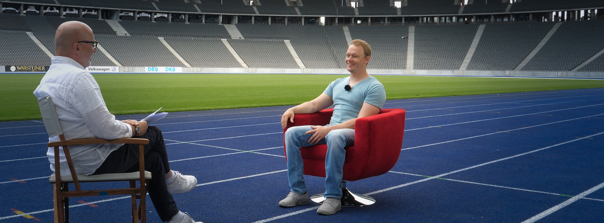 Benjamin Lenatz beim Gespräch im Roten Sessel auf der blauen Laufbahn im Olympiastadion Berlin