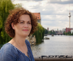 Andrea Küke auf der Oberbaumbrücke in Berlin mit Ausblick auf den Fernsehturm und die Spree