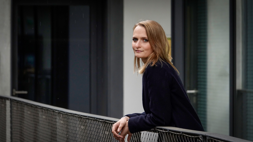 Marieke Steiner lehnt über einem Geländer und schaut verträumt in die Ferne