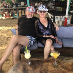 Ehepaar im Urlaub im Hotel mit Drinks auf dem Tisch