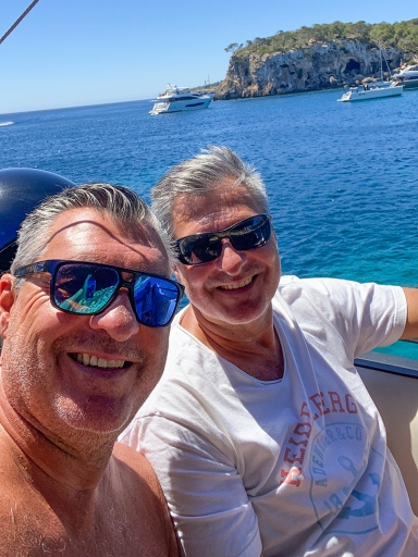 Roth-Zwillinge in Urlaub auf einem Boot in einer Lagune