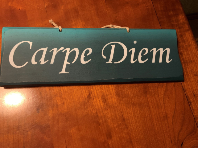 Schild mit Aufschrift Carpe Diem