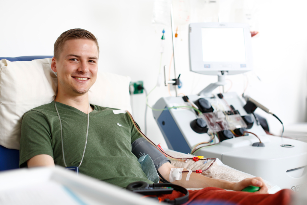 Lukas Schmetz, der 50.000ste Stammzellenspender bei der Blutentnahme