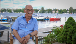 Klaus Eisenbeisz vor einem Segelboothafen, im Hintergrund Schiffe und die Havel