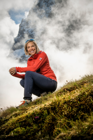 Heidi Sand vor der Eiger Nordwand, Grindelwald, Schweiz