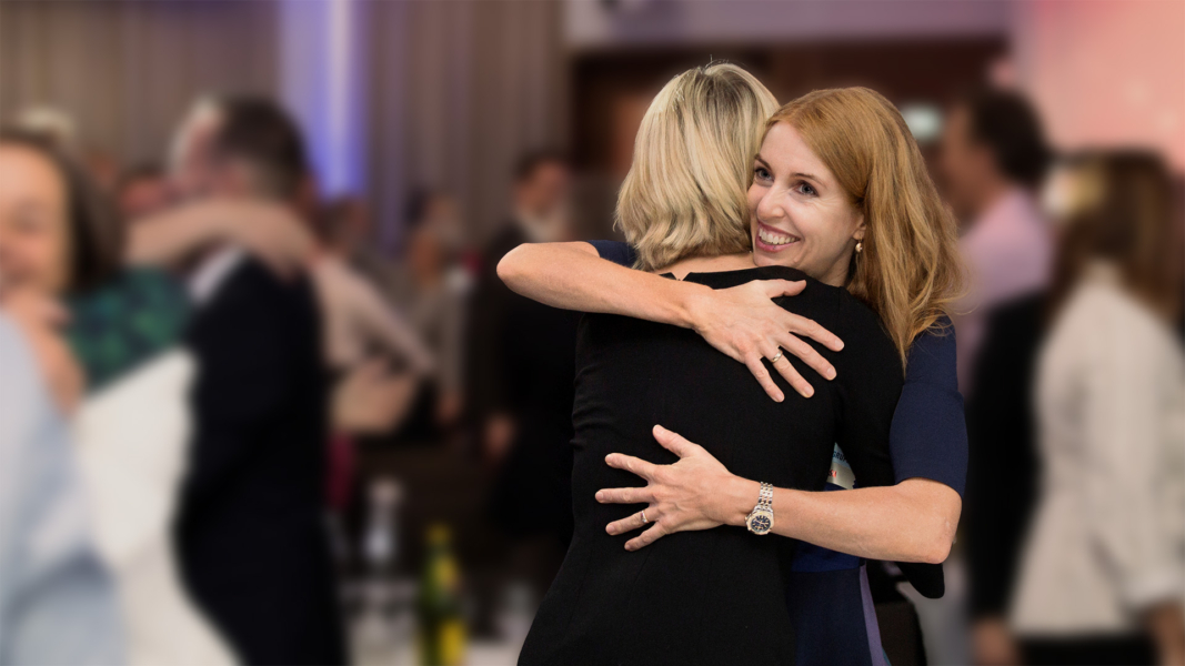 Ulrike Scheuermann bei einer Umarmung zusammen mit anderen Menschen