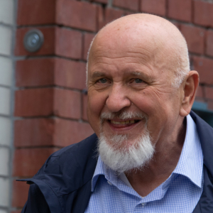 Peter Salich lacht beim Blick in die Ferne