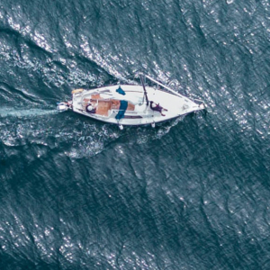 Segelboot senkrecht von oben fotografiert, auf dem Meer mit leichten Wellen