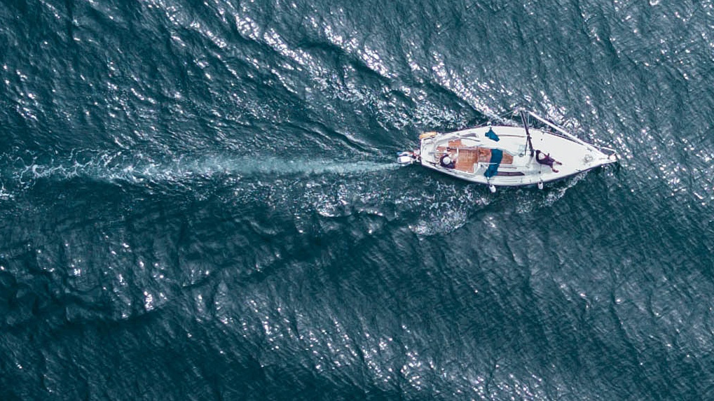Segelboot senkrecht von oben fotografiert, auf dem Meer mit leichten Wellen