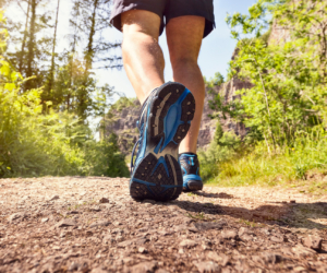 Mann joggt oder wacht im Freien auf einem Fußweg oder Pfad Konzept für gesunden Lebensstil, Sport ausüben, laufen und Fitness