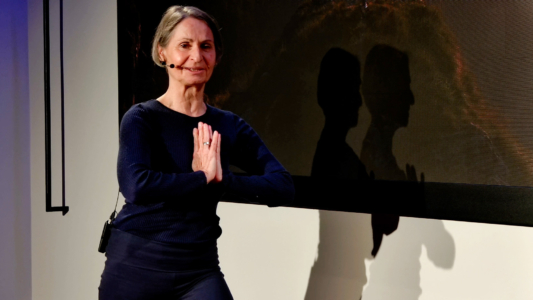 Sabine Schneider zeigt Yoga für den Rücken