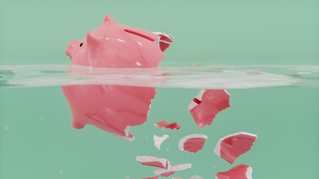 Zerschmettertes Sparschwein im Wasser