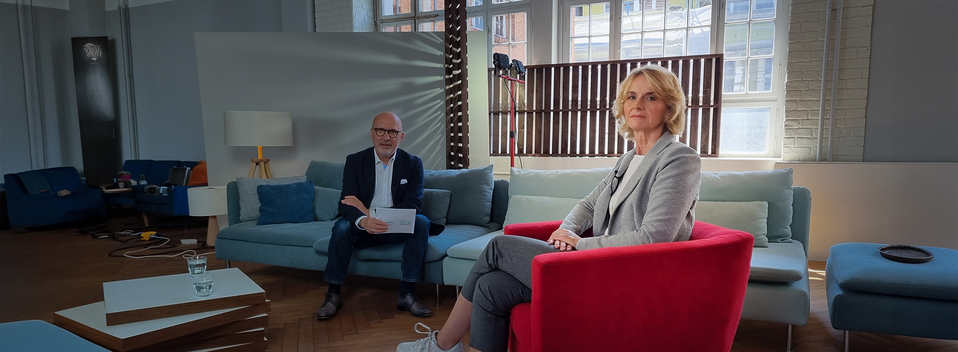 Tatjana Zimmermann bei Dreharbeiten im Roter Sessel sitzend Tatjana Zimmermann bei Dreharbeiten im Roter Sessel sitzend