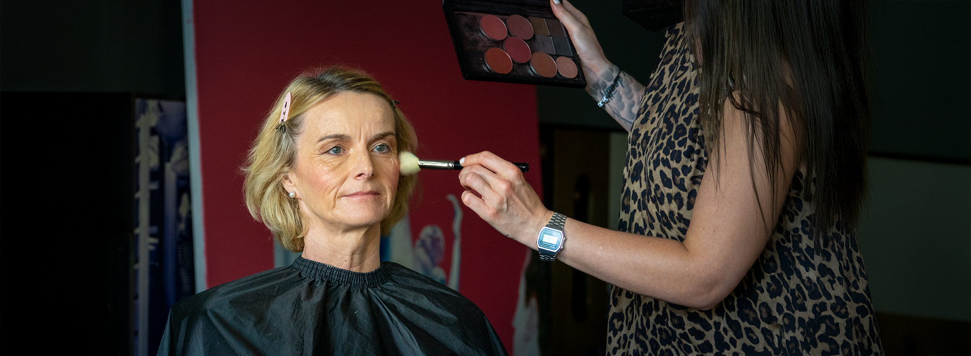 Tatjana Zimmermann wird für das Filmset geschminkt