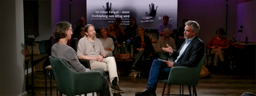 Studioaufzeichnung Der Gesprächsrunde Zum Thema Fatigue Mit Moderator Und 2 Teilnehmern Vor Publiklum
