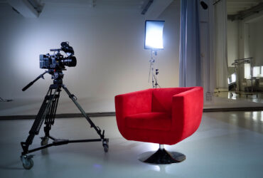 Roter Sessel im Studio