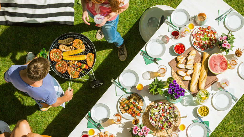 Mann und Frau grillen Essen für Partygarten, Ansicht von oben, Barbecue