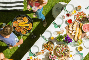 Mann und Frau grillen Essen für Partygarten, Ansicht von oben, Barbecue