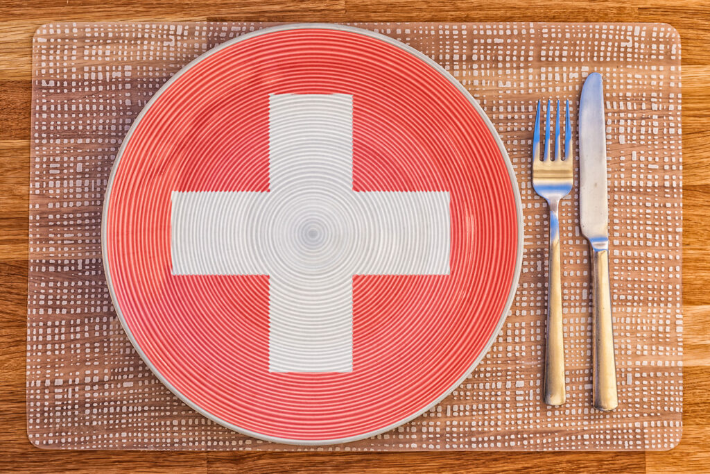 Essteller mit der Flagge der Schweiz für Ihre internationalen Speise- und Getränkekonzepte.