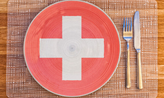 Essteller mit der Flagge der Schweiz für Ihre internationalen Speise- und Getränkekonzepte.