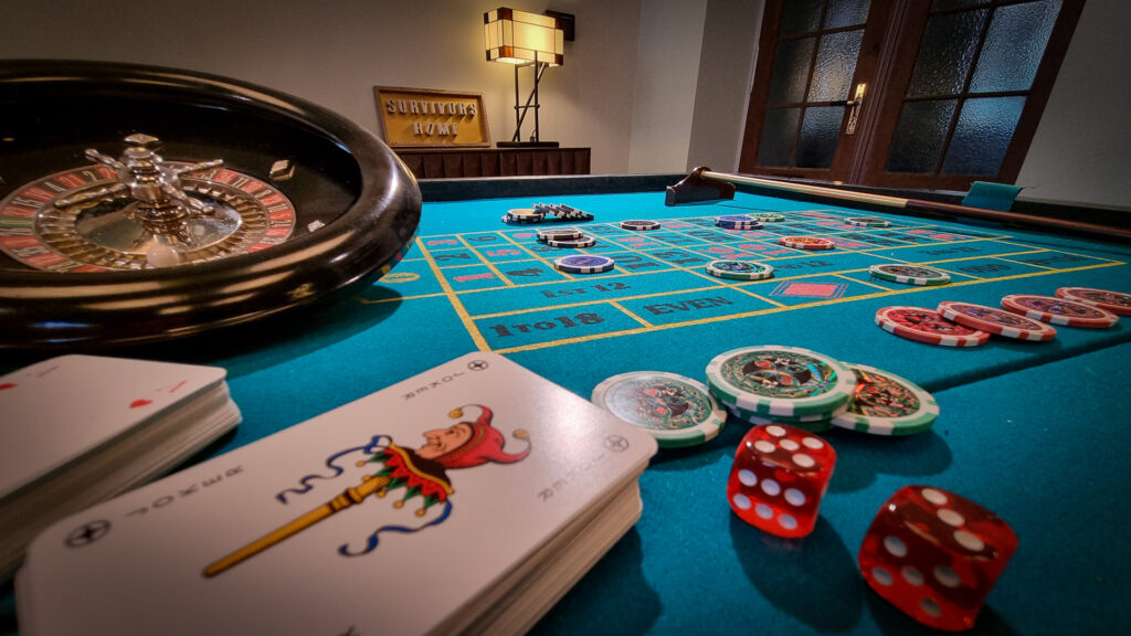 Spieltisch mit Karten, Würfeln und Jetons