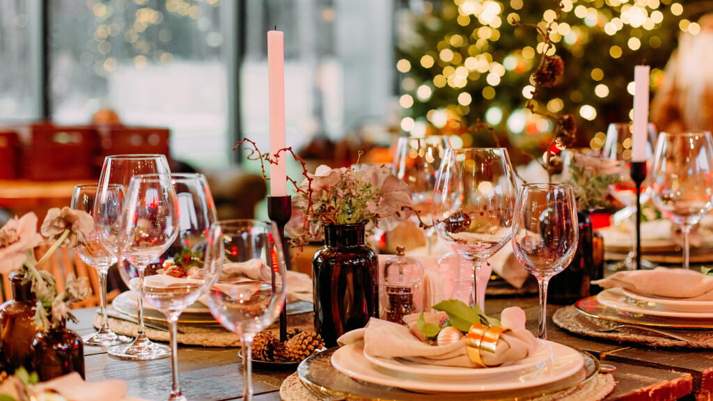 Festlicher großer Tisch mit weihnachtlicher Deko geschmückt und Kerzen